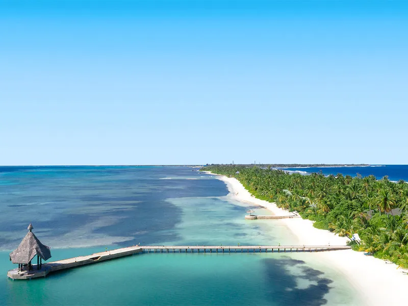 Zračni posnetek Canareef Resorta z dolgim pomolom in turkizno laguno