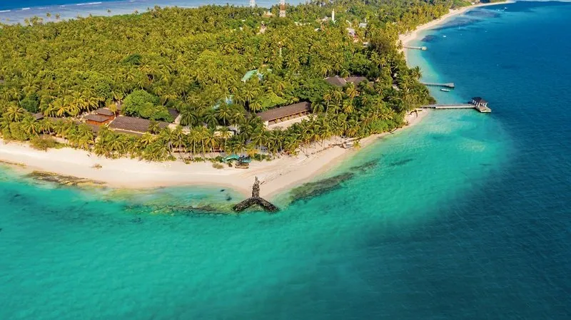 Zračni posnetek otoka Mandhoo in letovišča Fiyavalhu Maldives