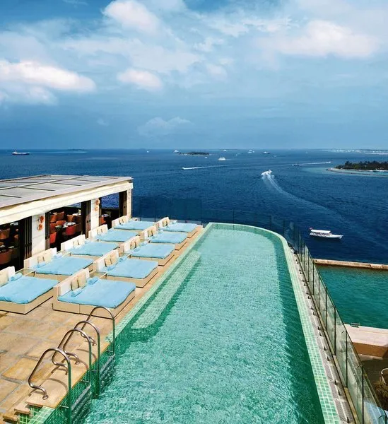 Strešni infinity bazen hotela JEN Maldives Malé s pogledom na ocean