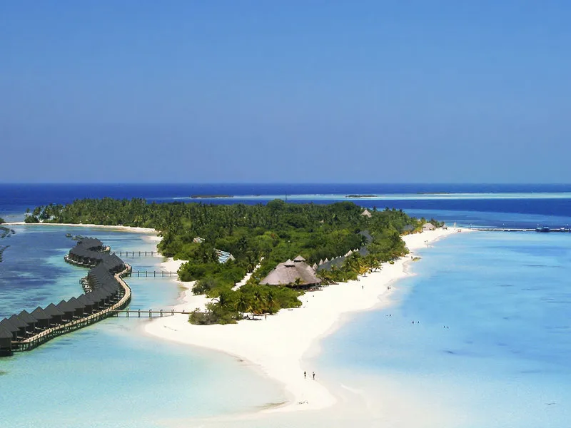 Zračni posnetek otoka Kuredu Island Resort in vodnih vil v laguni