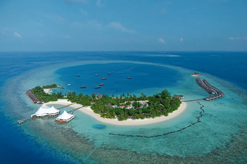 Zračni posnetek otoka Safari Island Resort s koralnim grebenom in vodnimi vilami