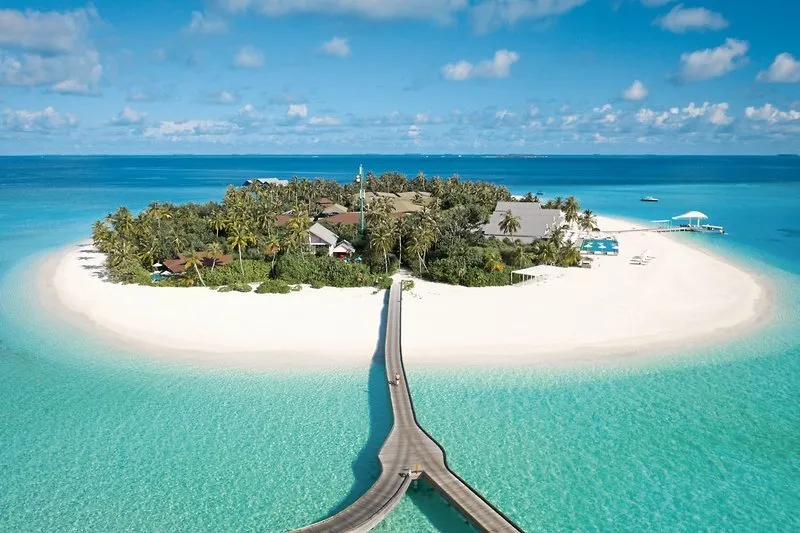 Zračni posnetek otoka Huruvalhi z resortom The Standard Maldives